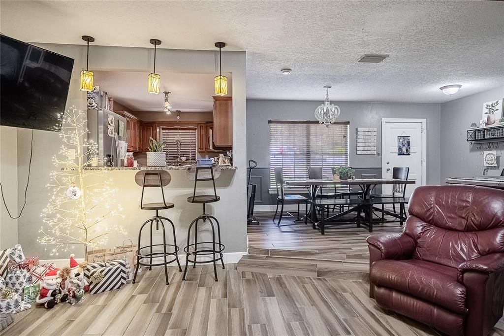 En Venta: $295,000 (4 camas, 2 baños, 1728 Pies cuadrados)