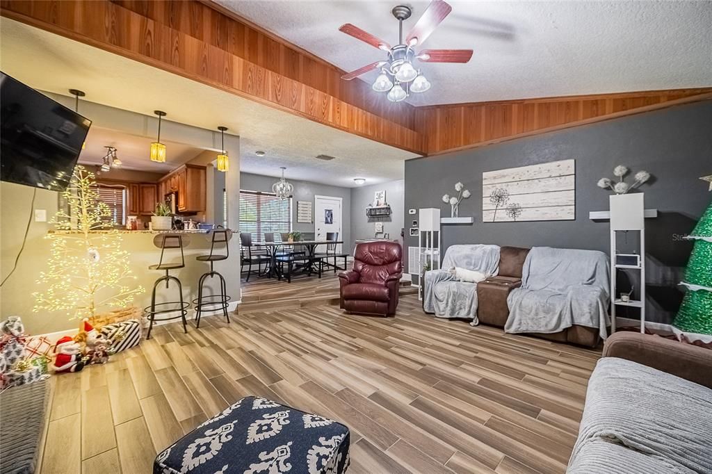 En Venta: $295,000 (4 camas, 2 baños, 1728 Pies cuadrados)