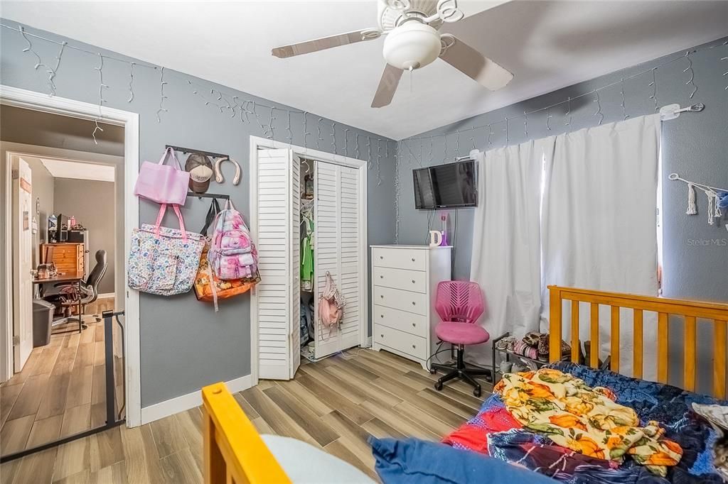 En Venta: $295,000 (4 camas, 2 baños, 1728 Pies cuadrados)