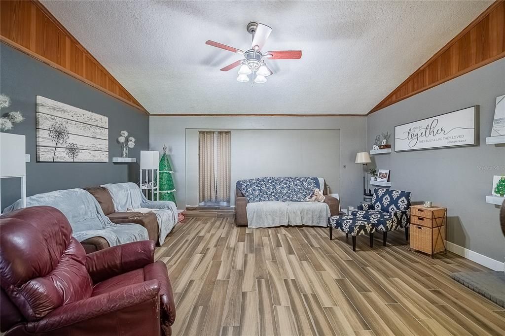 En Venta: $295,000 (4 camas, 2 baños, 1728 Pies cuadrados)