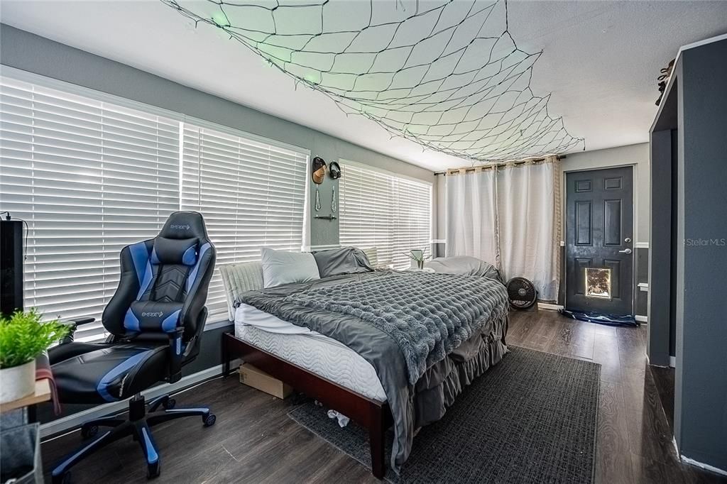 En Venta: $295,000 (4 camas, 2 baños, 1728 Pies cuadrados)