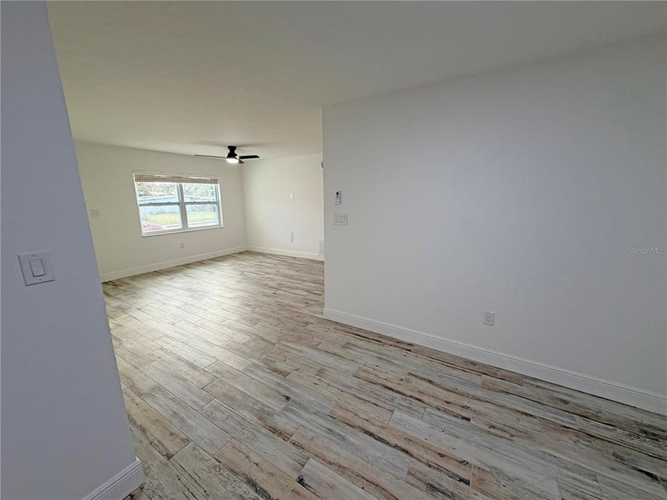 На продажу: $299,990 (4 спален, 2 ванн, 1096 Квадратных фут)