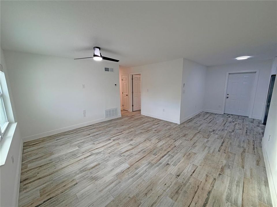 На продажу: $299,990 (4 спален, 2 ванн, 1096 Квадратных фут)