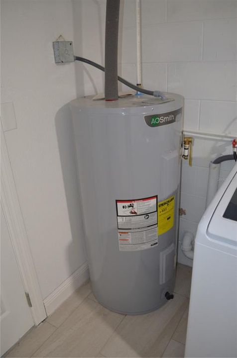 На продажу: $299,990 (4 спален, 2 ванн, 1096 Квадратных фут)