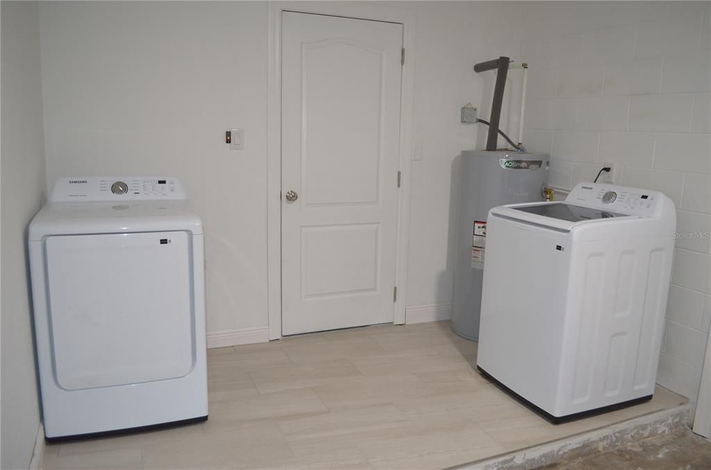 На продажу: $299,990 (4 спален, 2 ванн, 1096 Квадратных фут)