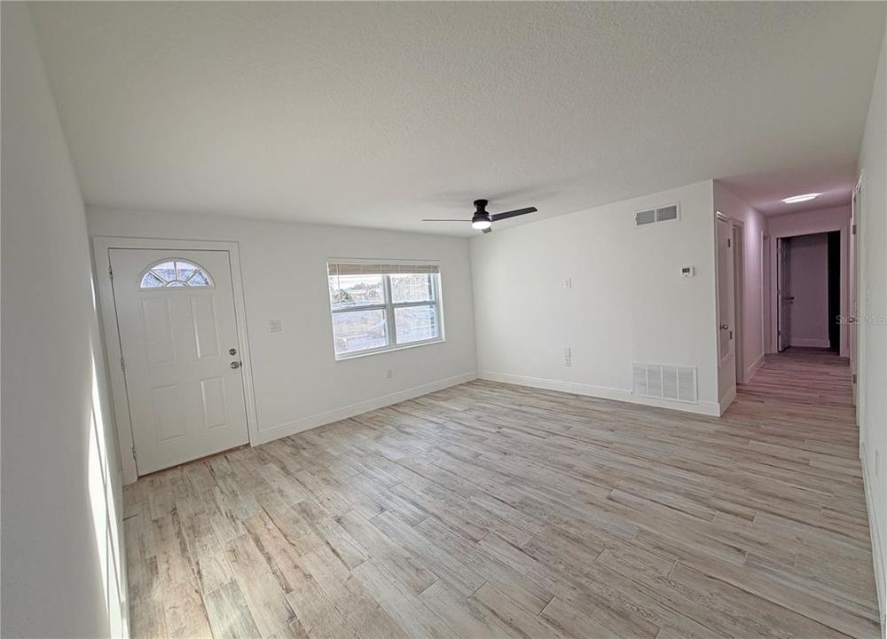 На продажу: $299,990 (4 спален, 2 ванн, 1096 Квадратных фут)