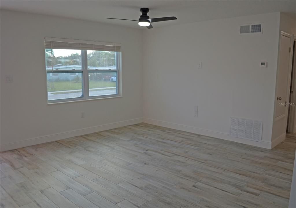 На продажу: $299,990 (4 спален, 2 ванн, 1096 Квадратных фут)