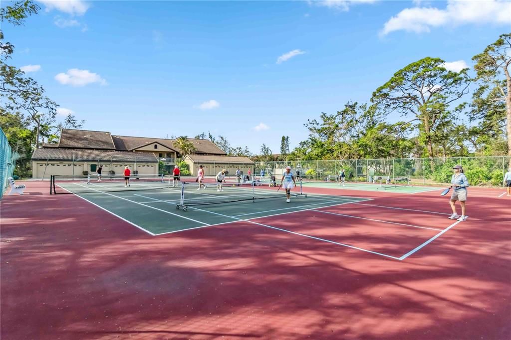 На продажу: $254,000 (2 спален, 2 ванн, 848 Квадратных фут)