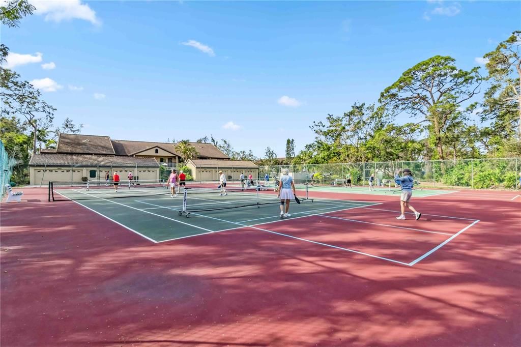 На продажу: $254,000 (2 спален, 2 ванн, 848 Квадратных фут)