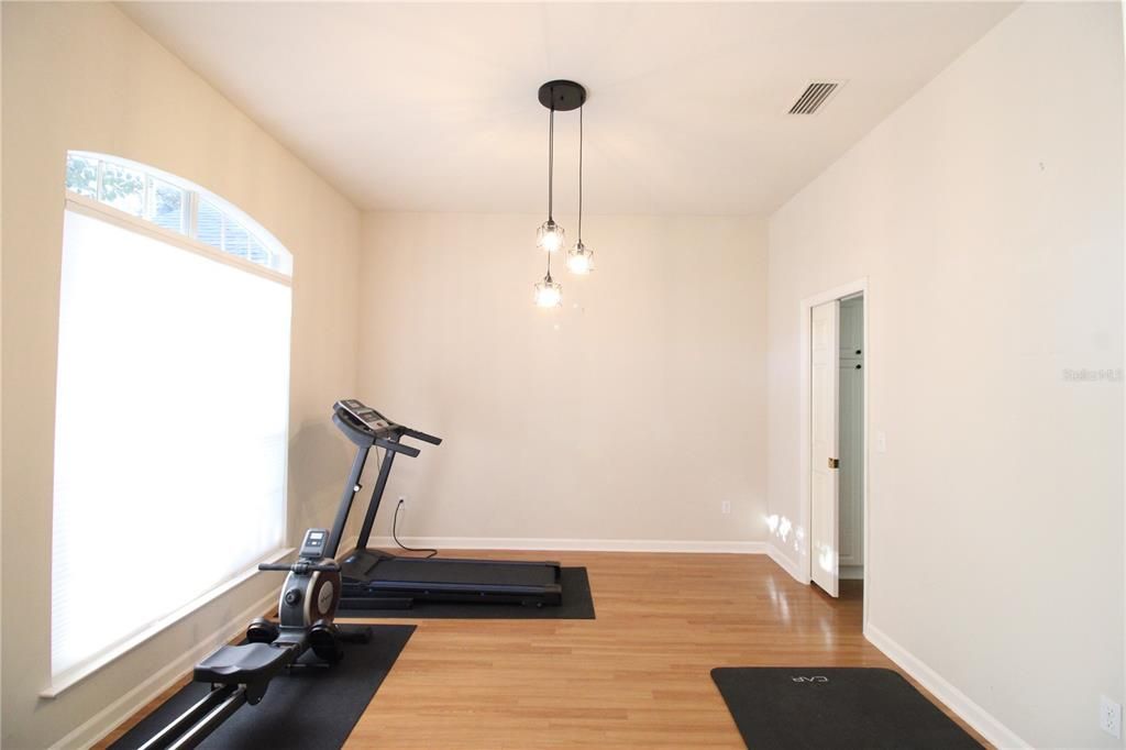 For Rent: $2,600 (3 beds, 2 baths, 1998 Square Feet)