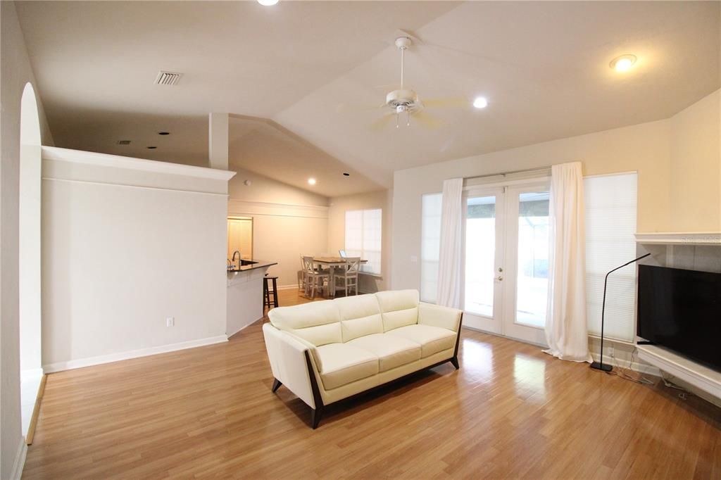 For Rent: $2,600 (3 beds, 2 baths, 1998 Square Feet)