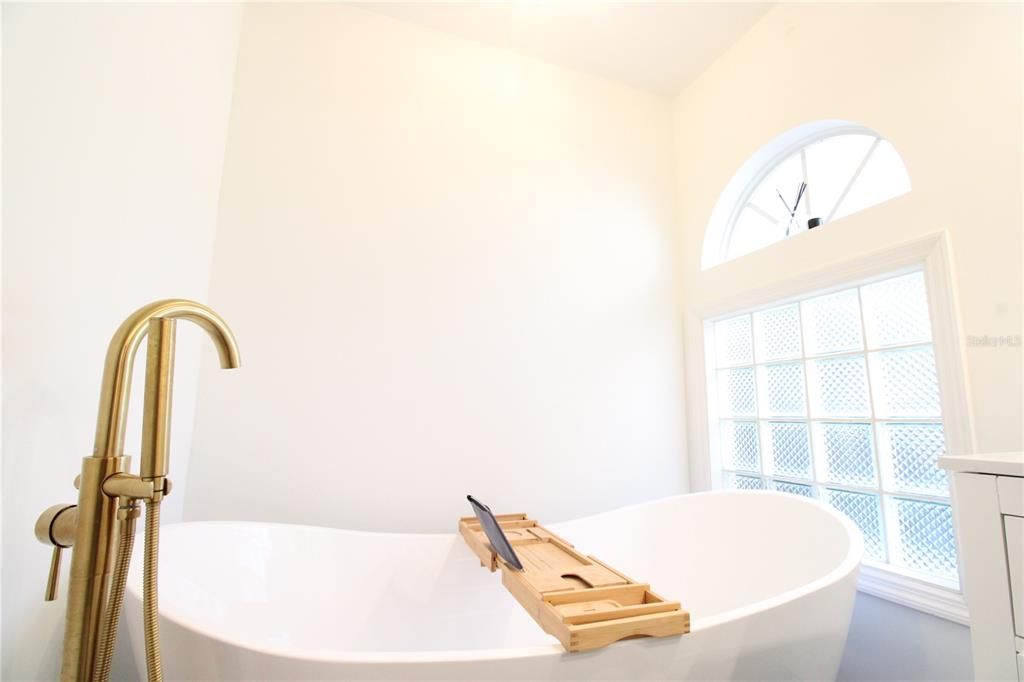 For Rent: $2,600 (3 beds, 2 baths, 1998 Square Feet)