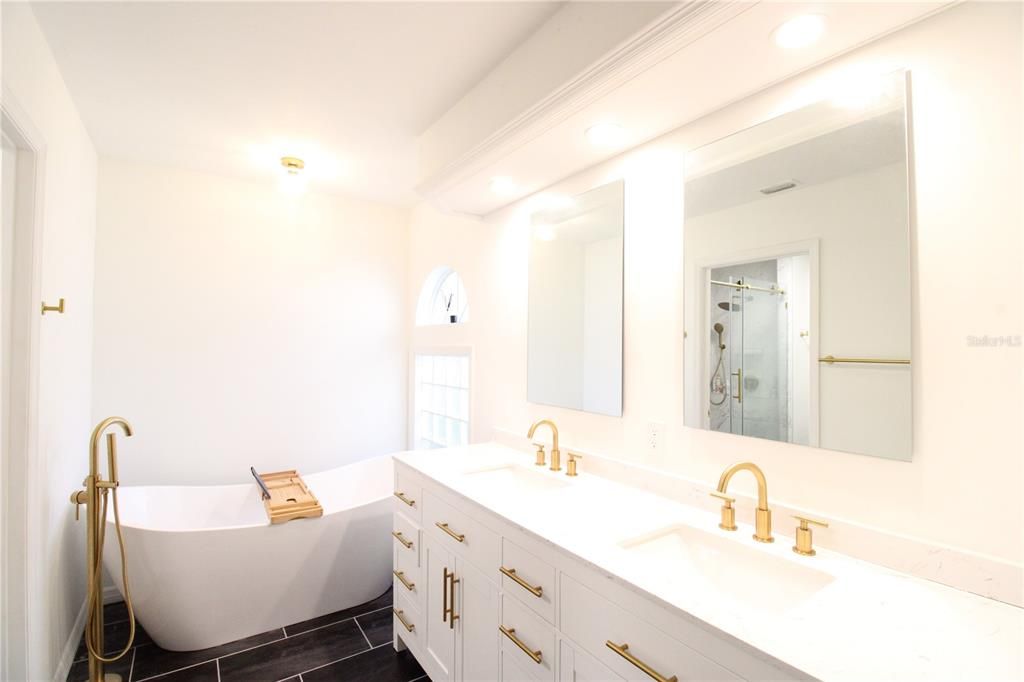 For Rent: $2,600 (3 beds, 2 baths, 1998 Square Feet)