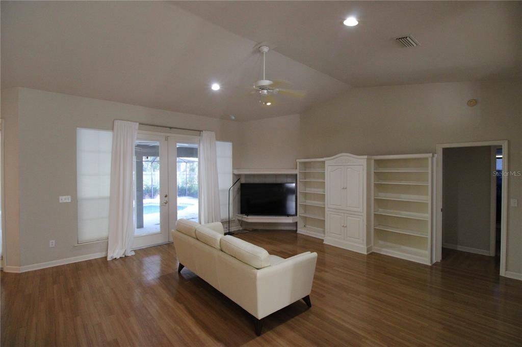 For Rent: $2,600 (3 beds, 2 baths, 1998 Square Feet)