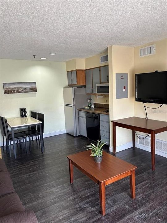 For Rent: $1,700 (2 beds, 1 baths, 635 Square Feet)