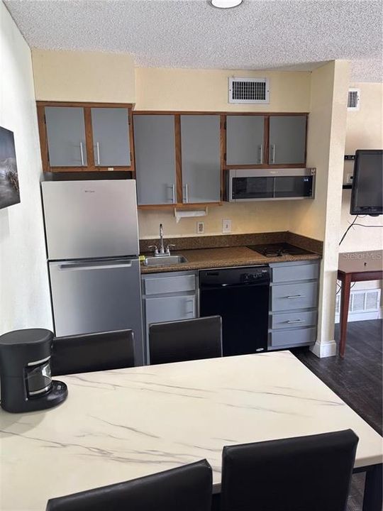For Rent: $1,700 (2 beds, 1 baths, 635 Square Feet)