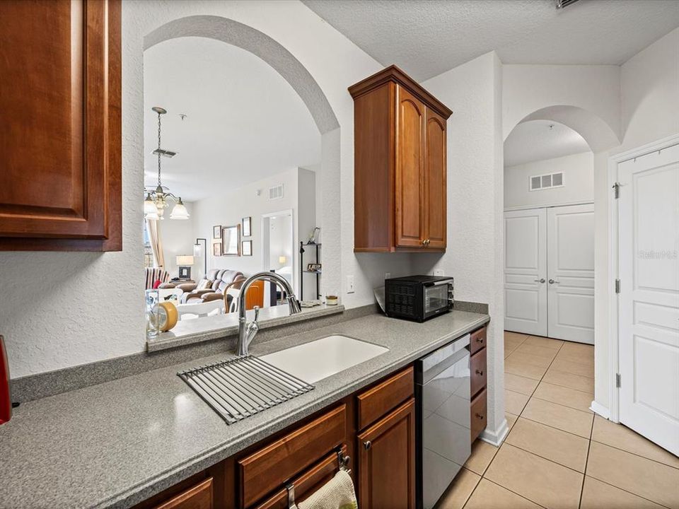 For Sale: $204,900 (3 beds, 2 baths, 1384 Square Feet)