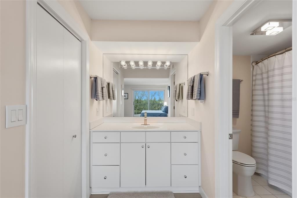 待售: $650,000 (2 贝兹, 2 浴室, 1235 平方英尺)