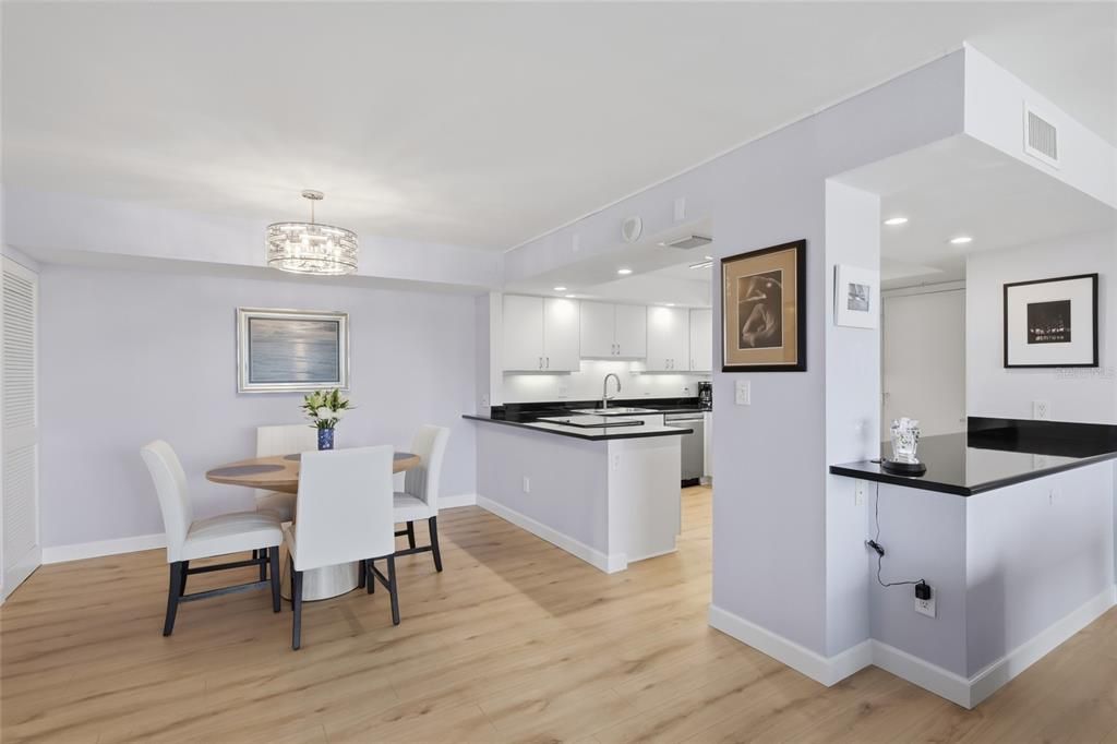 待售: $650,000 (2 贝兹, 2 浴室, 1235 平方英尺)