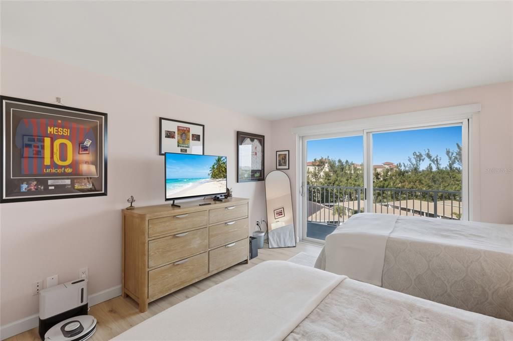 待售: $650,000 (2 贝兹, 2 浴室, 1235 平方英尺)