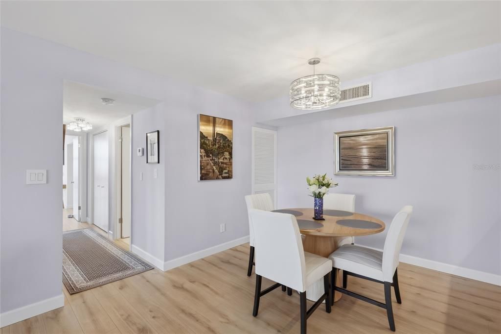 待售: $650,000 (2 贝兹, 2 浴室, 1235 平方英尺)