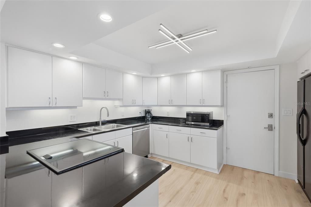 待售: $650,000 (2 贝兹, 2 浴室, 1235 平方英尺)