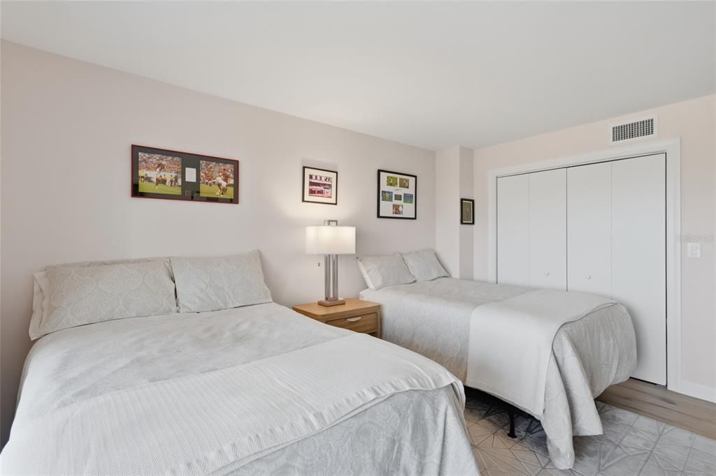 待售: $650,000 (2 贝兹, 2 浴室, 1235 平方英尺)