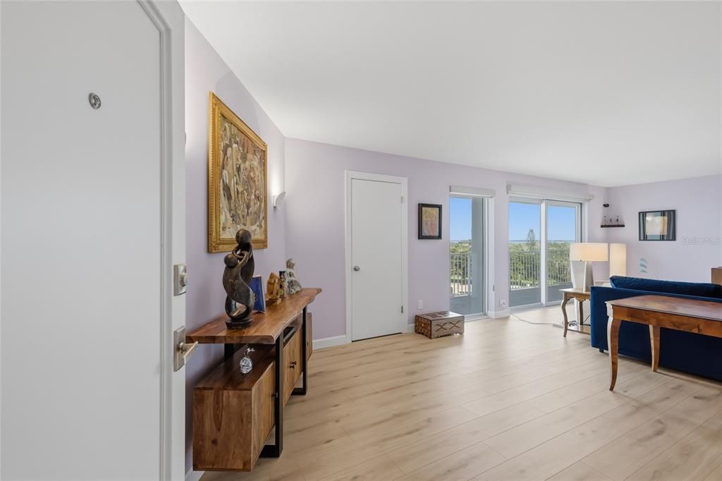 待售: $650,000 (2 贝兹, 2 浴室, 1235 平方英尺)