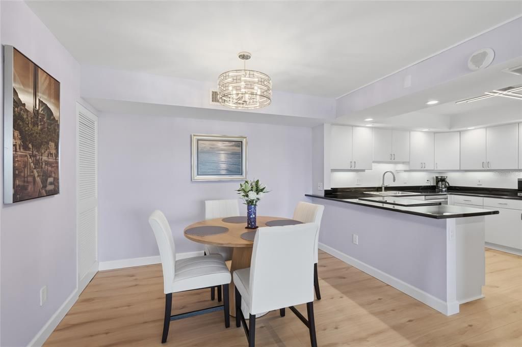 待售: $650,000 (2 贝兹, 2 浴室, 1235 平方英尺)