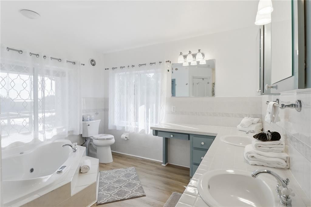 На продажу: $989,000 (3 спален, 3 ванн, 2044 Квадратных фут)