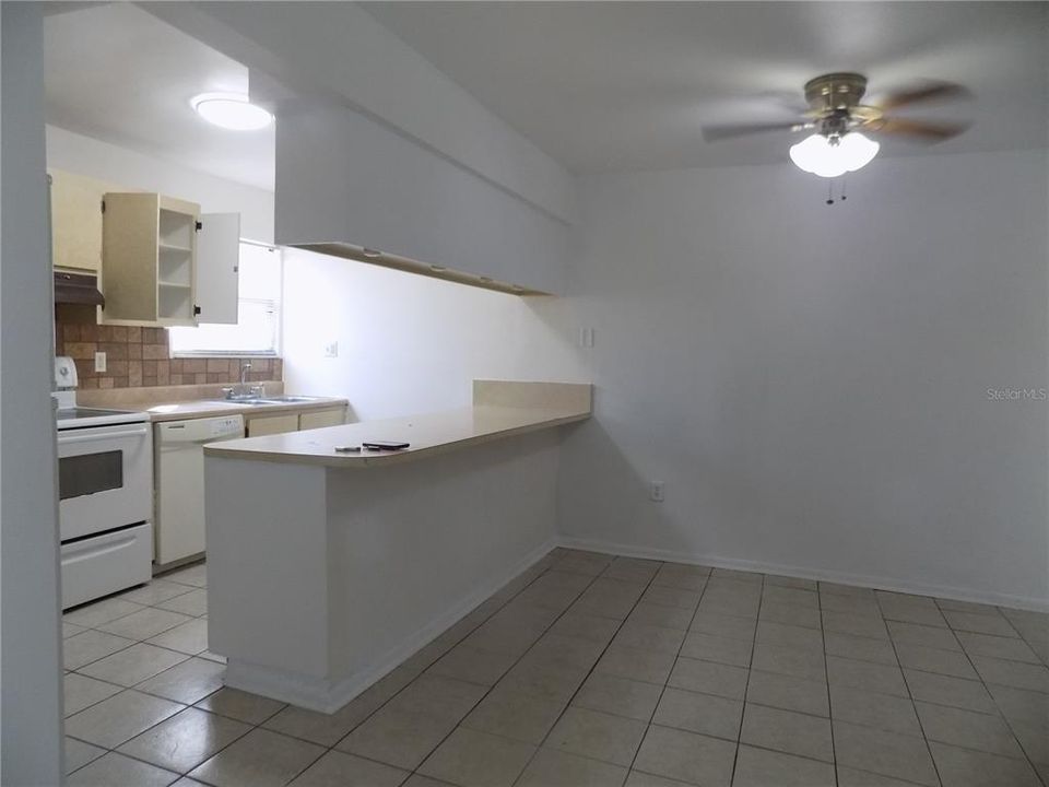 For Sale: $72,900 (1 beds, 1 baths, 876 Square Feet)