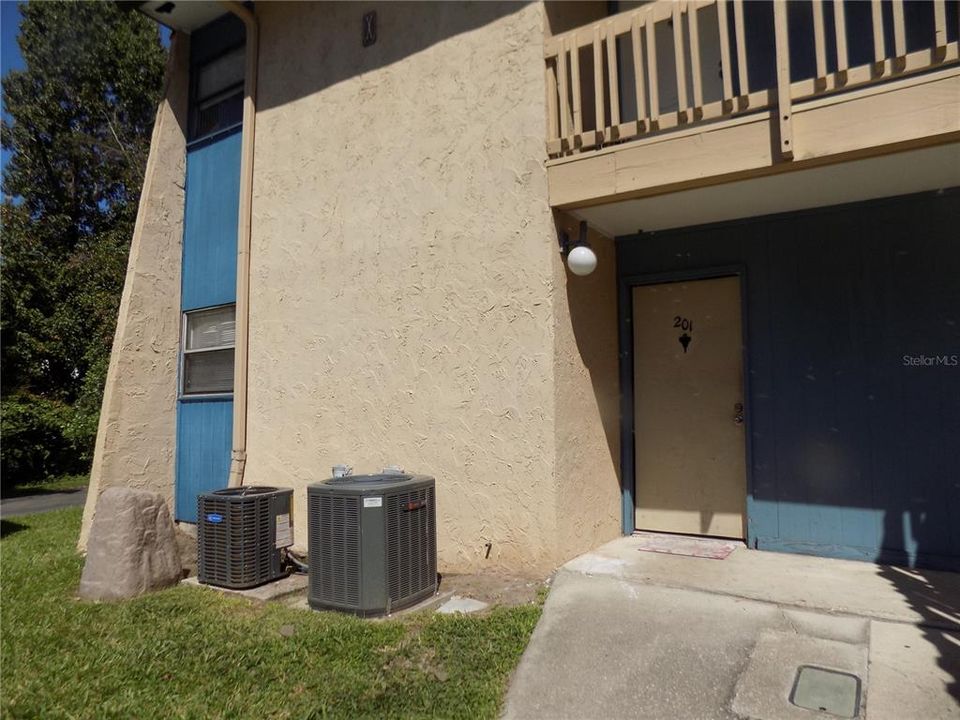 For Sale: $72,900 (1 beds, 1 baths, 876 Square Feet)