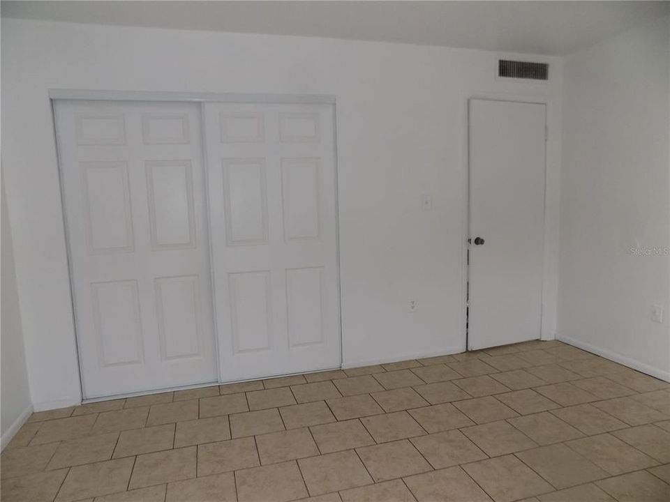 For Sale: $72,900 (1 beds, 1 baths, 876 Square Feet)