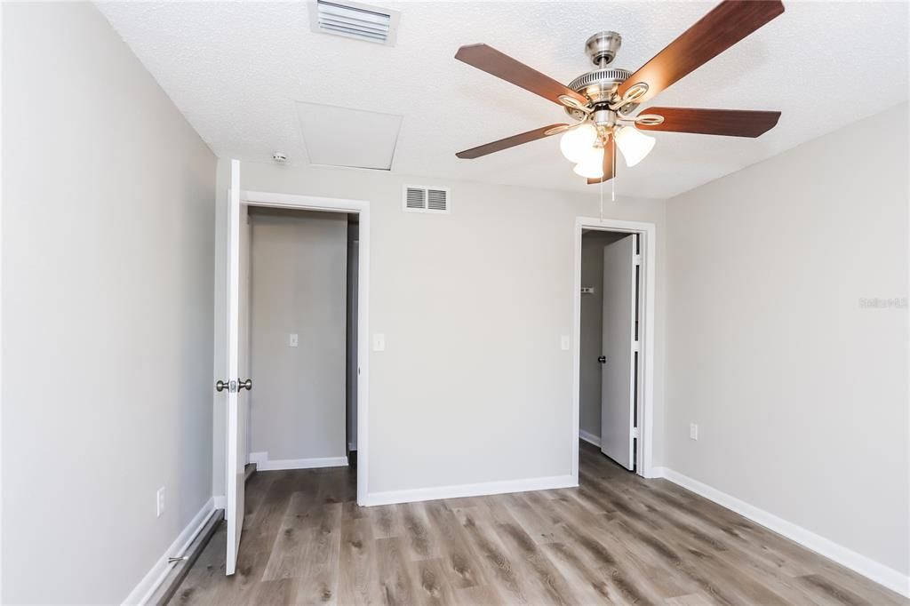 出租: $2,470 (3 贝兹, 1 浴室, 1170 平方英尺)