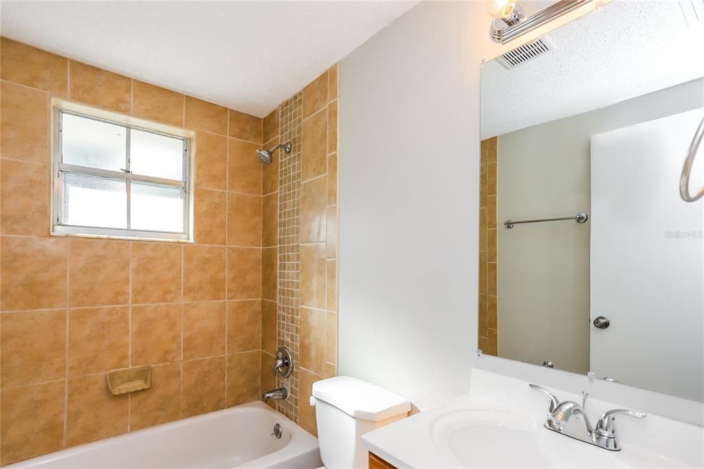 出租: $2,470 (3 贝兹, 1 浴室, 1170 平方英尺)