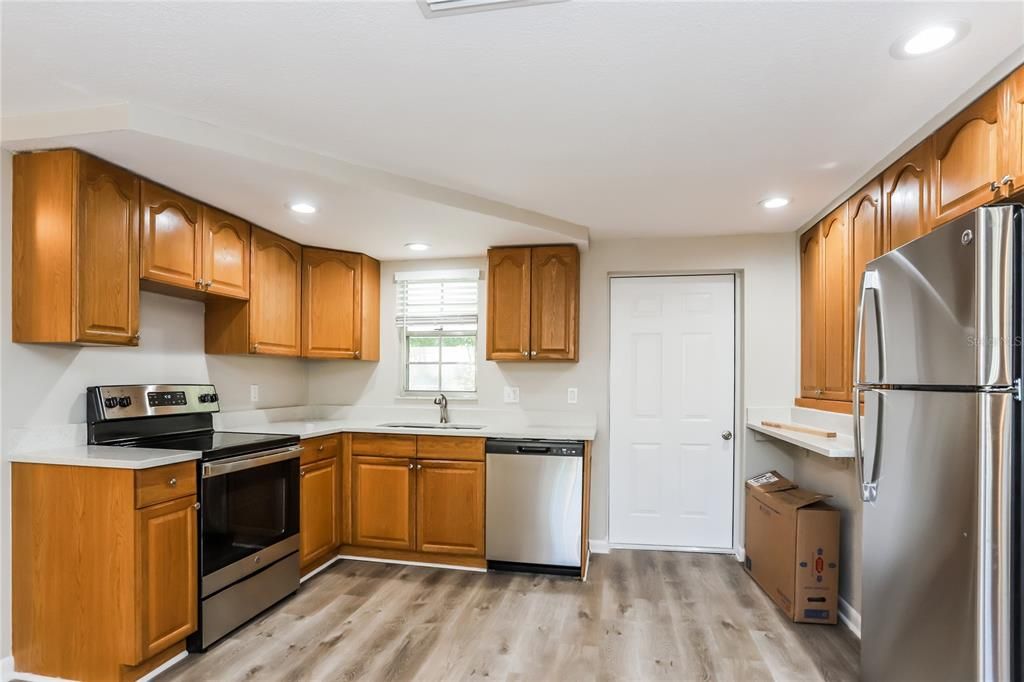 出租: $2,470 (3 贝兹, 1 浴室, 1170 平方英尺)