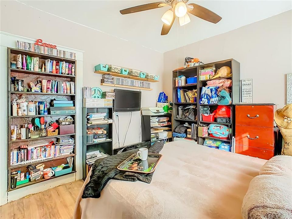 На продажу: $309,999 (5 спален, 2 ванн, 1352 Квадратных фут)