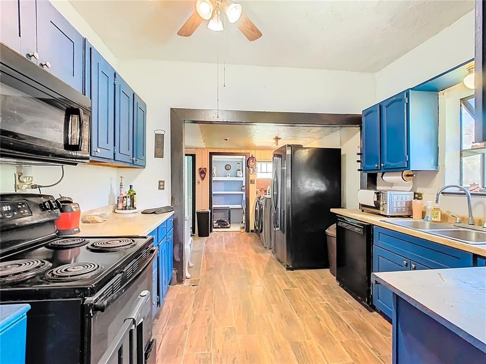 На продажу: $309,999 (5 спален, 2 ванн, 1352 Квадратных фут)