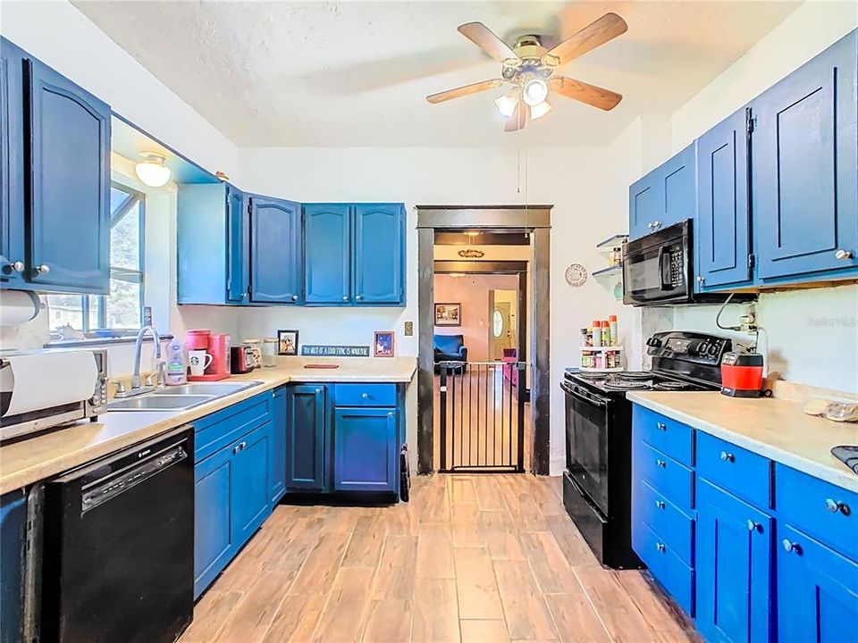 На продажу: $309,999 (5 спален, 2 ванн, 1352 Квадратных фут)