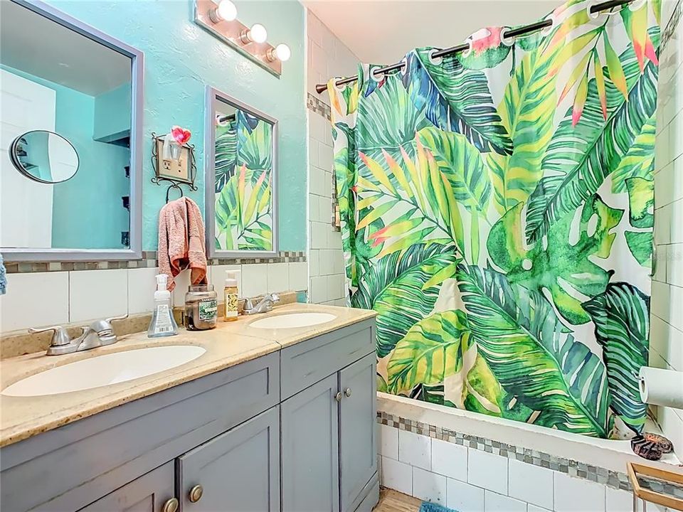 На продажу: $309,999 (5 спален, 2 ванн, 1352 Квадратных фут)