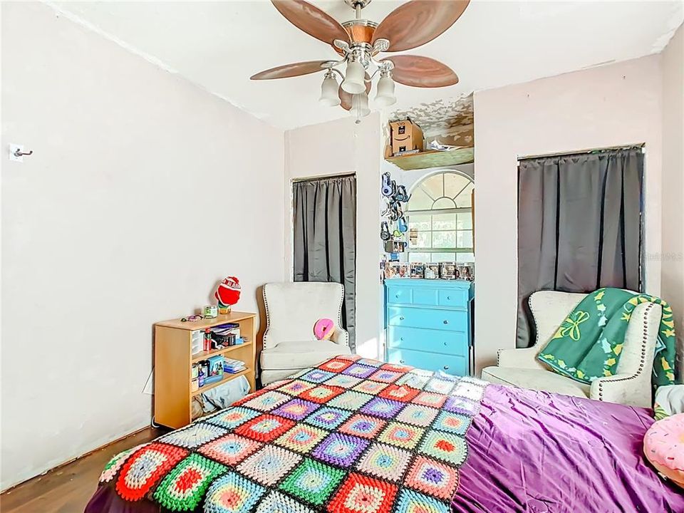 На продажу: $309,999 (5 спален, 2 ванн, 1352 Квадратных фут)