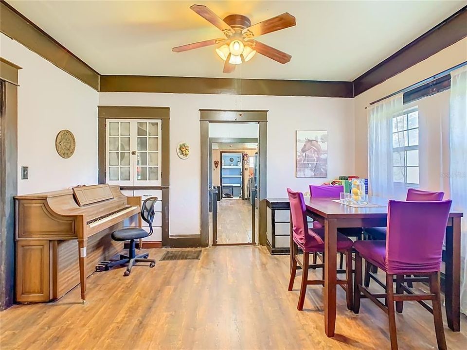 На продажу: $309,999 (5 спален, 2 ванн, 1352 Квадратных фут)