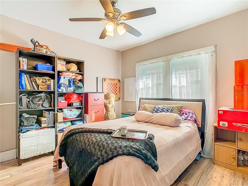 На продажу: $309,999 (5 спален, 2 ванн, 1352 Квадратных фут)