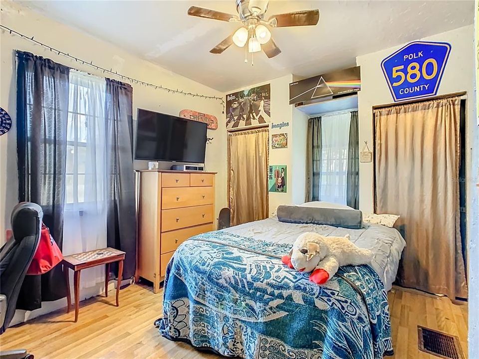 На продажу: $309,999 (5 спален, 2 ванн, 1352 Квадратных фут)