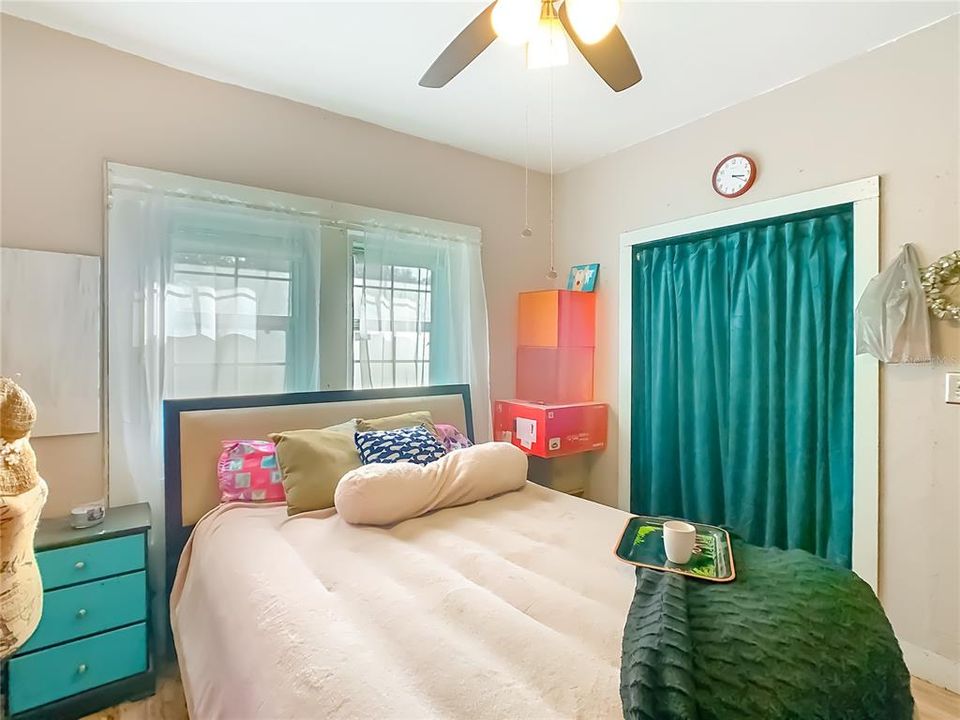 На продажу: $309,999 (5 спален, 2 ванн, 1352 Квадратных фут)