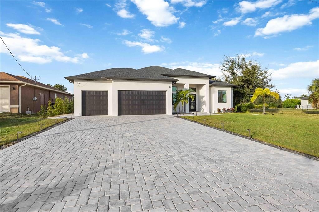 For Sale: $699,900 (3 beds, 3 baths, 2405 Square Feet)