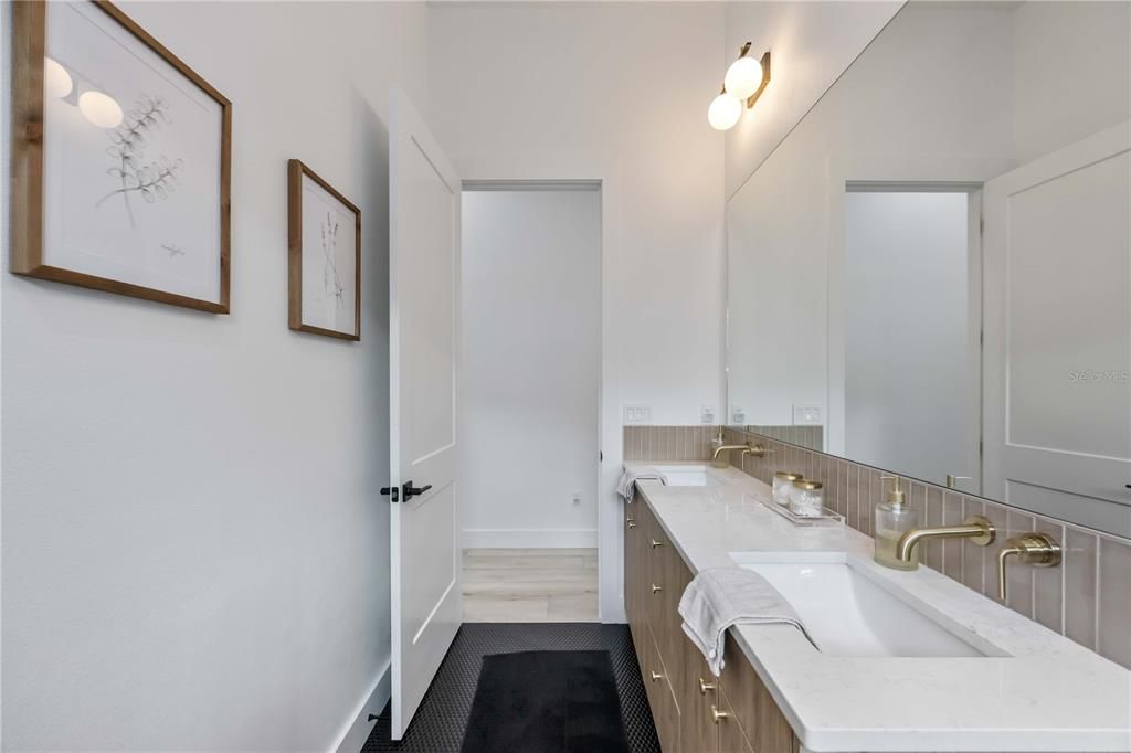 For Sale: $699,900 (3 beds, 3 baths, 2405 Square Feet)