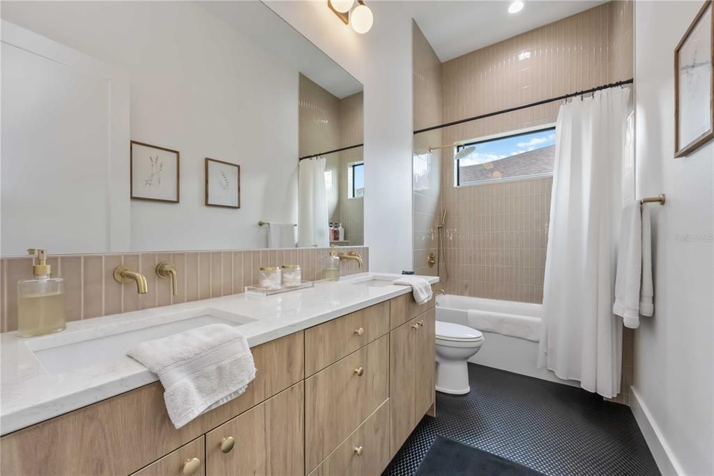 For Sale: $699,900 (3 beds, 3 baths, 2405 Square Feet)