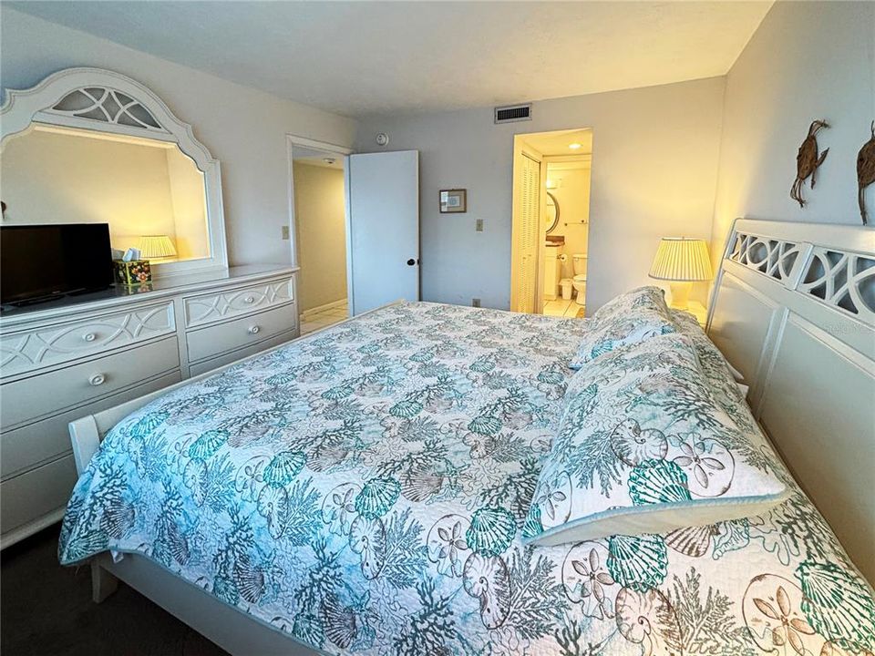 For Sale: $399,950 (1 beds, 1 baths, 860 Square Feet)