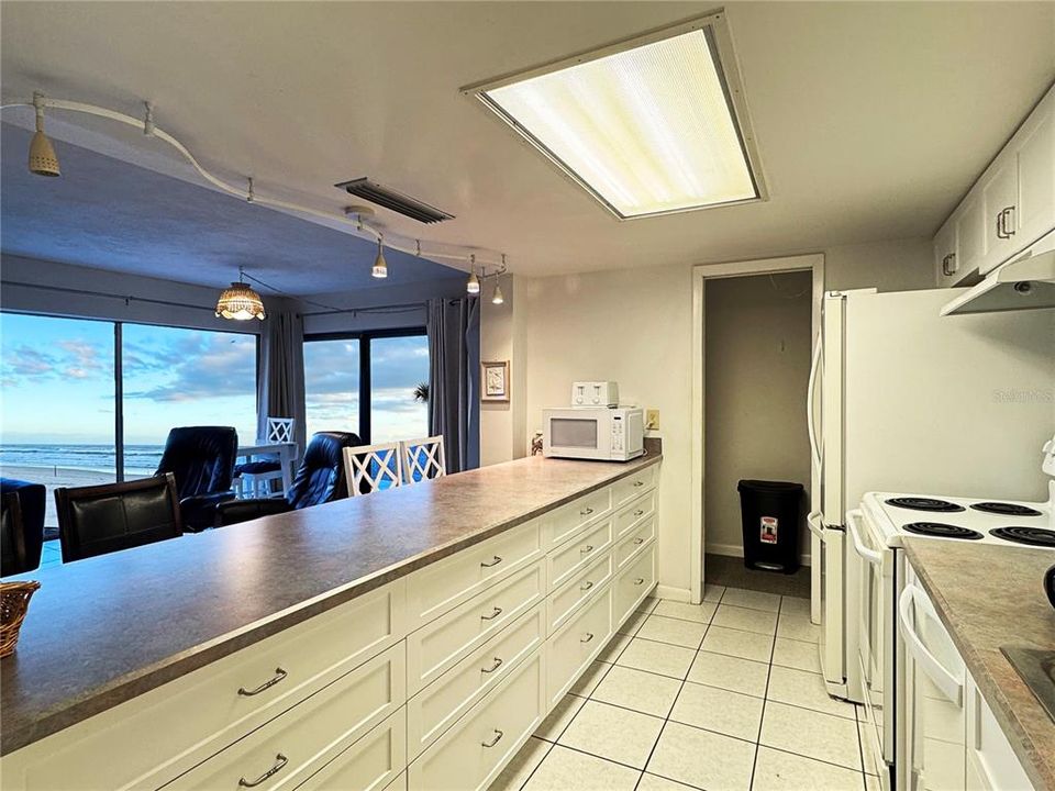 For Sale: $399,950 (1 beds, 1 baths, 860 Square Feet)